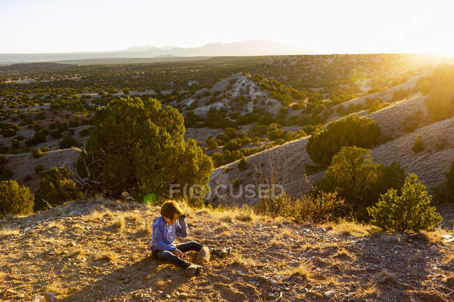 Jeune garçon dans le bassin de Galisteo au coucher du soleil, Santa Fe, NM — Photo de stock
