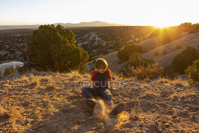 Jeune garçon dans le bassin de Galisteo au coucher du soleil avec sa crème anglaise Golden Retreiver — Photo de stock