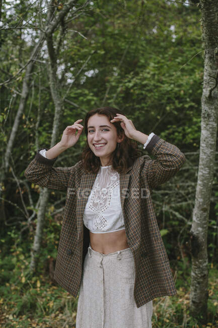 Portrait de heureuse fille de dix-sept ans debout dans une forêt luxuriante en automne, Discovery Park, Seattle, Washington — Photo de stock
