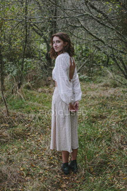 Retrato de menina de dezessete anos em pé na floresta exuberante em Fall, Discovery Park, Seattle, Washington — Fotografia de Stock