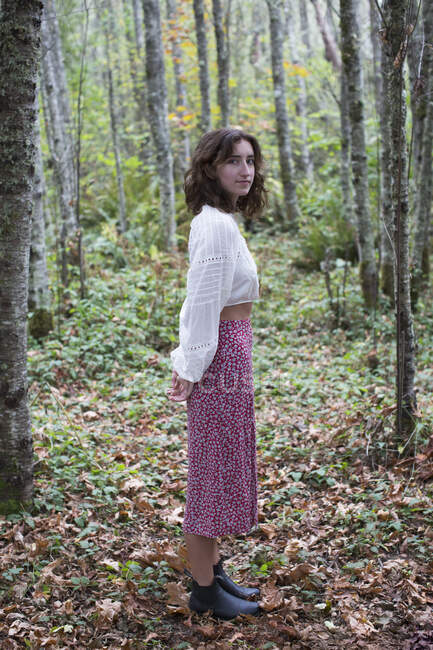 Porträt eines siebzehnjährigen Mädchens, das im Herbst in einem üppigen Wald steht, Discovery Park, Seattle, Washington — Stockfoto