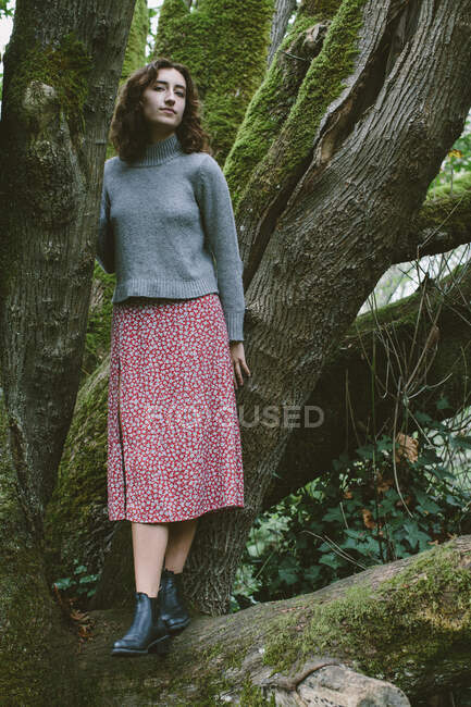 Retrato de dezessete anos de idade menina de pé na frente de árvore de bordo coberto de musgo — Fotografia de Stock