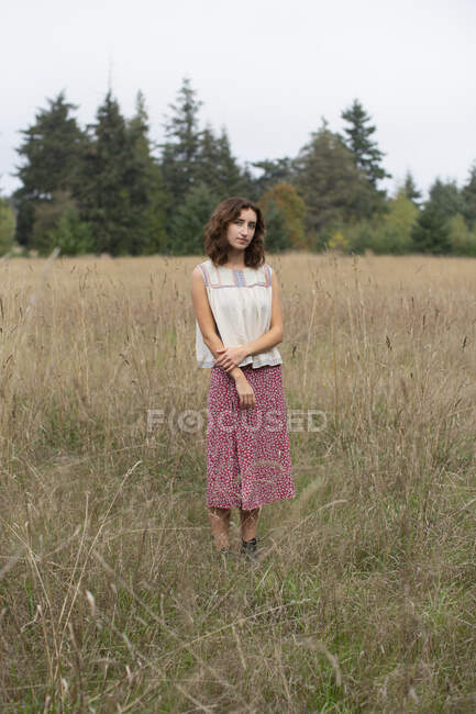 Портрет семнадцатилетней девочки, стоящей в поле высоких трав, Парк Дискавери, Сиэтл, Вашингтон — стоковое фото