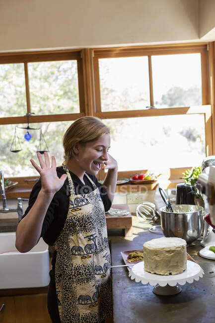 Adolescente in cucina applicare la ciliegina sulla torta — Foto stock
