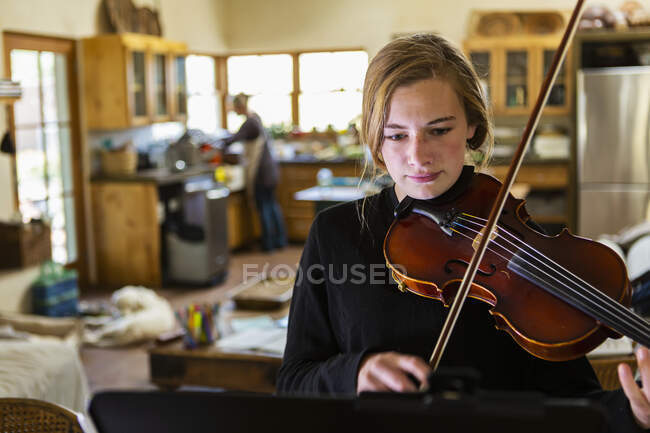 Девочка-подросток, практикующая скрипку дома — стоковое фото