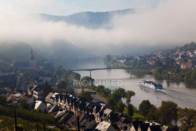 Zell, Mosel River Valley com clareira de névoa matinal, Renânia-Palatinado, Alemanha. — Fotografia de Stock
