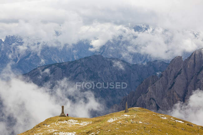 Walkers and monuments, Trentino-Alto Adige, South Tyrol in Bolzano District, Alta Pusteria, Hochpustertal, Sexten Dolomites, Italy — стокове фото
