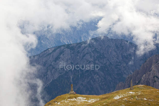 Walkers and monuments, Trentino-Alto Adige, South Tyrol in Bolzano District, Alta Pusteria, Hochpustertal, Sexten Dolomites, Italy — стокове фото