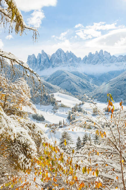 Winter snow, St. Magdalena village, Geisler Spitzen, Val di Funes, Dolomites mountains, Trentino-Alto Adige, South Tyrol, Itália — Fotografia de Stock