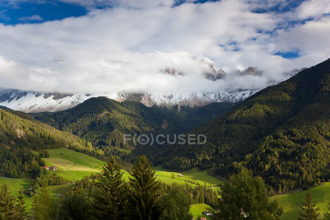 Igreja de São João no Val Di Funes, Tirol do Sul, Dolomites, Itália — Fotografia de Stock