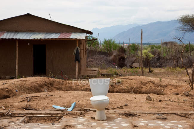 Único banheiro branco colocado fora de uma cabana, Etiópia — Fotografia de Stock