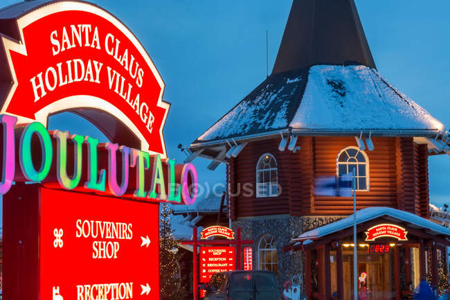 Villaggio di Babbo Natale al tramonto, Rovaniemi, Finlandia — Foto stock