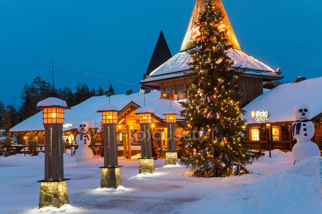Aldeia de Papai Noel ao anoitecer, Rovaniemi, Finlândia — Fotografia de Stock