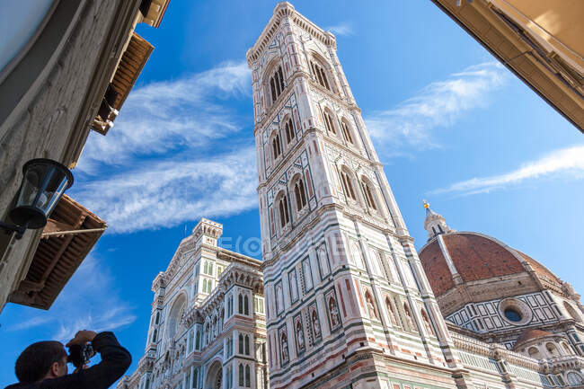 Campanile de Giotto parte del complejo de edificios que componen la Catedral de Florencia en la Piazza del Duomo de Florencia, Italia. - foto de stock