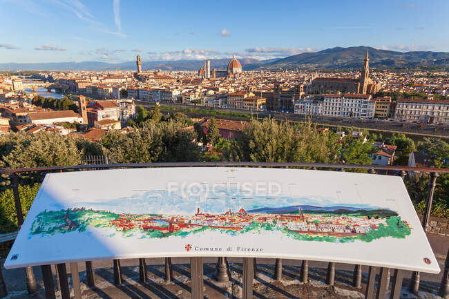 Touristischer Stadtplan von Florenz mit der Stadt im Hintergrund, Toskana, Italien — Stockfoto