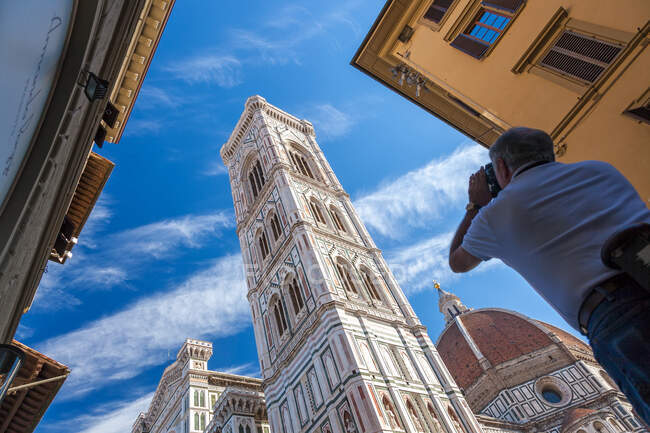 Кампанія Джотто є частиною комплексу будівель, які утворюють Флорентійський собор на площі дель Дуомо у Флоренції (Італія). — стокове фото