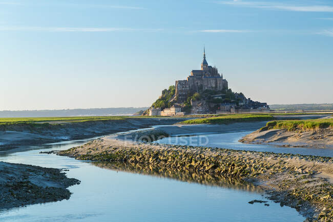 La histórica ciudadela y abadía de Le Mont Saint Michel en Normandía. - foto de stock