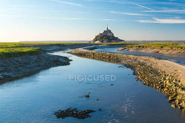 La storica cittadella e la chiesa abbaziale di Le Mont Saint Michel in Normandia. — Foto stock