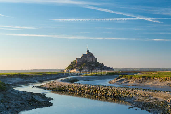La histórica ciudadela y abadía de Le Mont Saint Michel en Normandía. - foto de stock