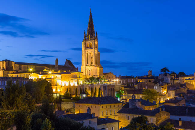 Blick über die Dächer der Stadt St. Emilion und die Kirche in der Abenddämmerung, Region Bordeaux. — Stockfoto