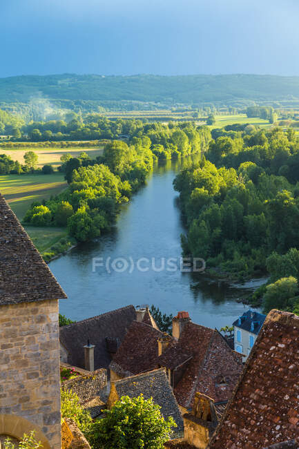 Vista sobre Beynac-et-Cazenac y Dordogne River, Beynac, Dordogne, Francia - foto de stock