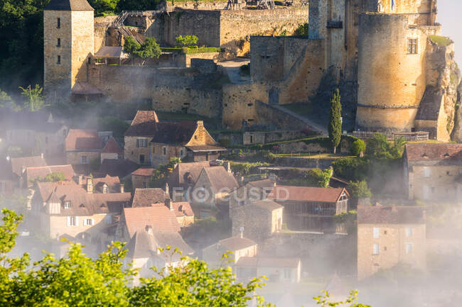 Morning mist, Chateau de Castelnaud, Castelnaud, Dordogna, Aquitania, Francia — Foto stock