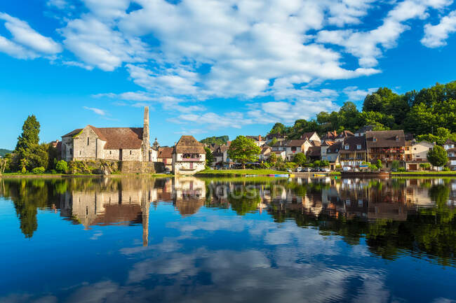 Capilla de los Penitentes y casas en la ciudad de Beaulieu sur Dordogne, Correze, Limousin, Francia - foto de stock