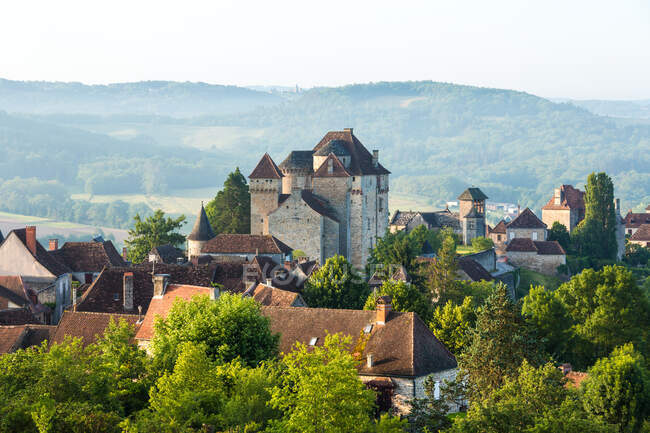 Curemonte, Correze, Limousin, Francia, casa fortificada y pueblo de montaña - foto de stock