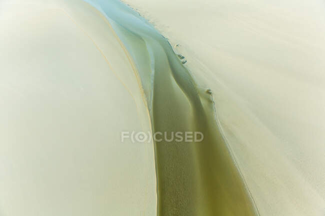 Patrones de arena y agua, estuario, Manche, Normandía, Francia - foto de stock