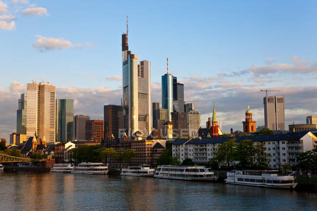 Skyline of Frankfurt and Main River in the early morning, — Stock Photo