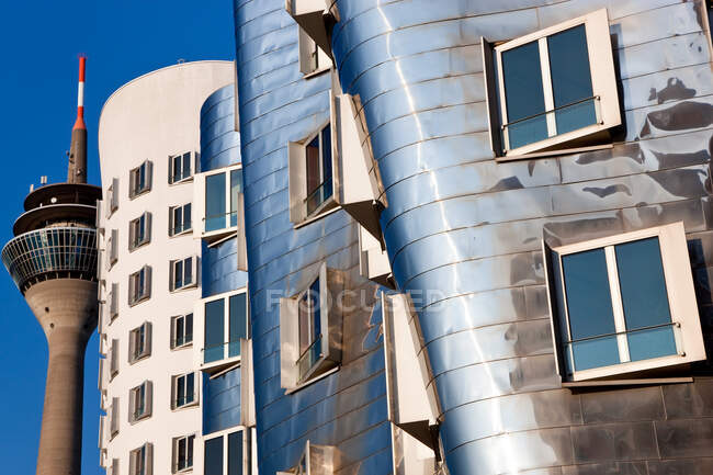 Edificio Neuer Zollhof de Frank Gehry en Medienhafen o Media Harbour, Düsseldorf, Alemania. - foto de stock