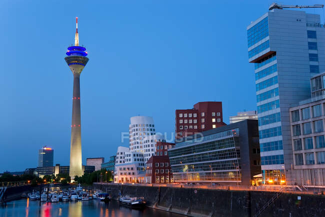 Torre del Reno e Dusseldorf Media Harbour al crepuscolo, Dusseldorf, Germania — Foto stock