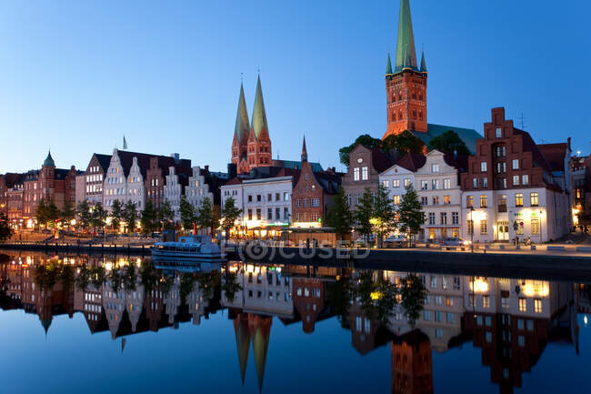 Altstadt und Trave bei Lübeck, Marienkirche und Peterskirche links und rechts. — Stockfoto