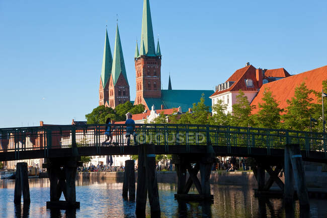 Altstadt und Trave bei Lübeck, Marienkirche und Peterskirche links und rechts. — Stockfoto