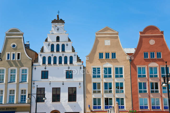 Edificios históricos a dos aguas en New Market Square, Rostock - foto de stock