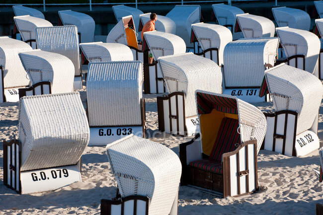 Cestas de playa asientos cubiertos de mimbre, Sellin, Rugen Island, Baltic coast, Mecklenburg-Western Pomerania, Alemania - foto de stock