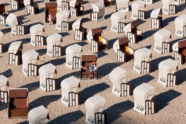 Paniers de plage sièges couverts en osier, Sellin, Rugen Island, Côte Baltique, Mecklembourg-Poméranie occidentale, Allemagne — Photo de stock