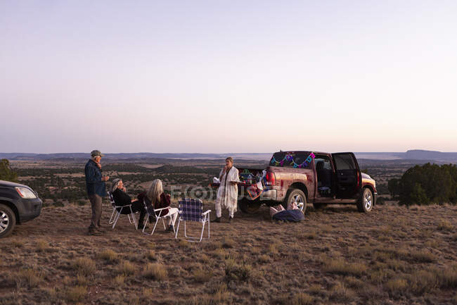 Famiglia estesa campeggio fuori, bacino del Galisteo, Santa Fe, NM. — Foto stock