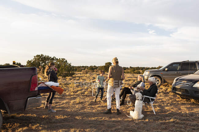 Família estendida acampar fora, Galisteo Basin — Fotografia de Stock