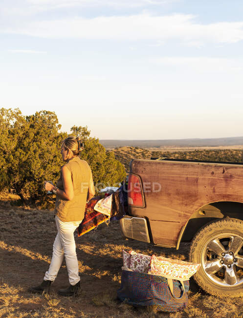 Erwachsene Frau neben schmutzigem Pickup, Galisteo Basin — Stockfoto