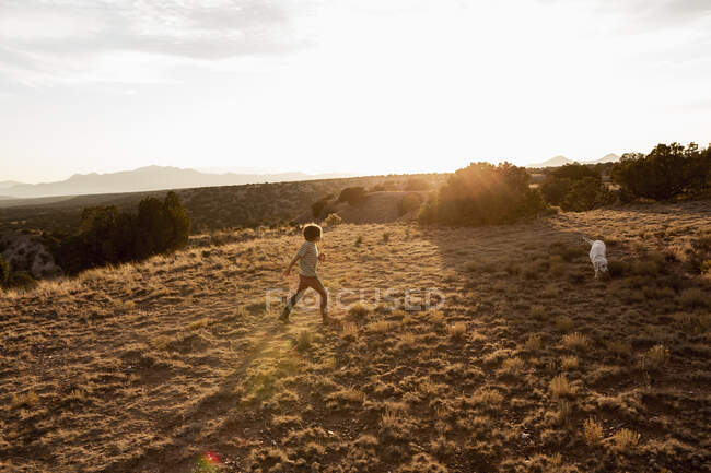 Young Boy and his dog, Galisteo Basin, Santa Fe, NM. — Fotografia de Stock
