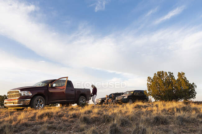 Familie verbringt Zeit neben einem Geländewagen, Galisteo Basin, Santa Fe, NM. — Stockfoto