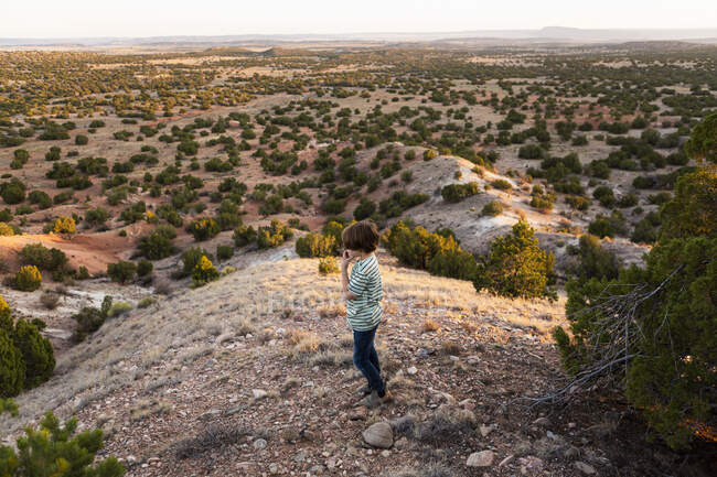 Jovem menino olhando para baixo em Galisteo Basin, Santa Fe, NM. — Fotografia de Stock