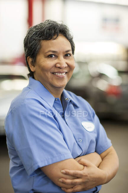 Porträt einer hispanischen Mechanikerin in der Autowerkstatt — Stockfoto