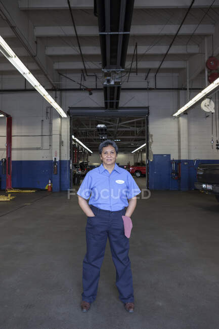 Portrait of female hispanic mechanic in auto repair shop — Stock Photo