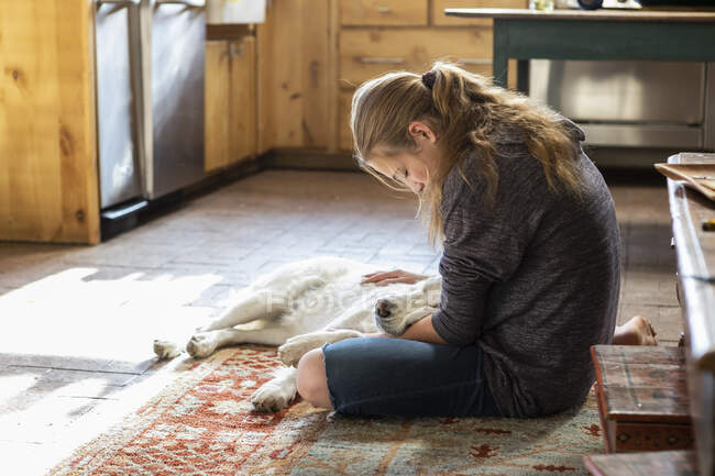 Teenagermädchen streichelt ihren English Cream Golden Retriever Hund — Stockfoto