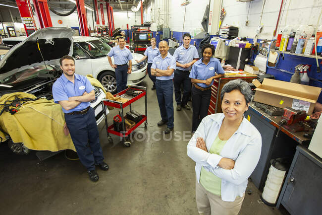 Ritratto di un team di meccanici nell'officina di riparazione automatica visto dall'alto — Foto stock