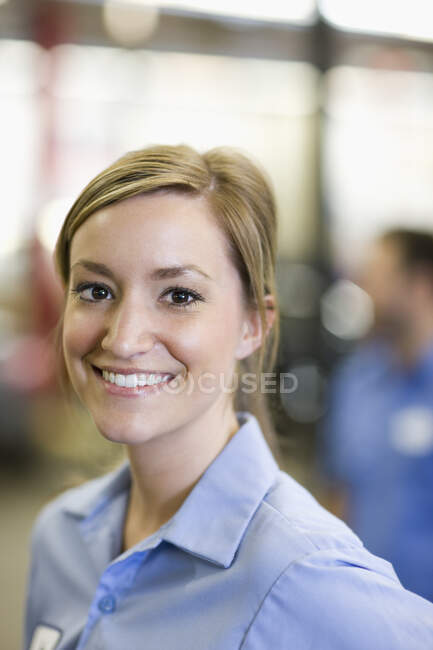 Retrato de jovem mecânico caucasiano feminino em oficina de reparação de automóveis — Fotografia de Stock
