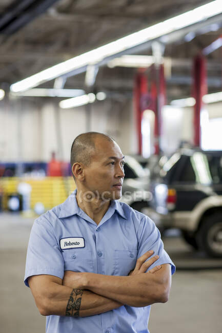 Porträt des Automechanikers Pacific Islander in der Autowerkstatt — Stockfoto