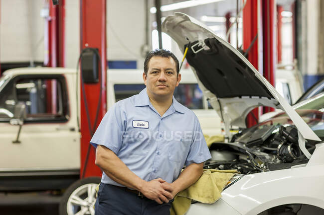 Portrait of Hispanic male mechanic in auto repair shop — Stock Photo